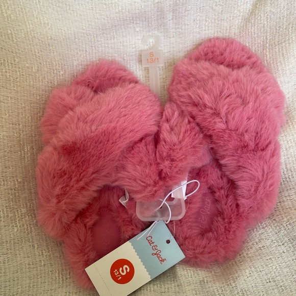 Cat&Jack NWT fuzzy faux Vibrant Pink fur criss cross slipper size Small … - Picture 2 of 5